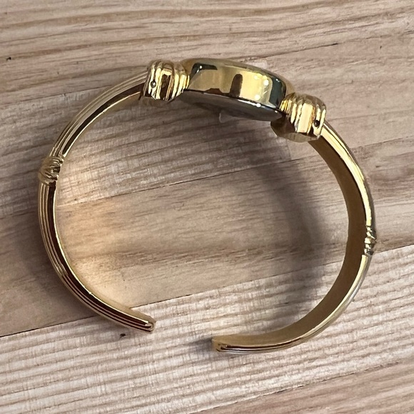Paolo Gucci Ladies Watch Yellow Gold Tone Bracelet and Dial Quartz NWOT main image 4